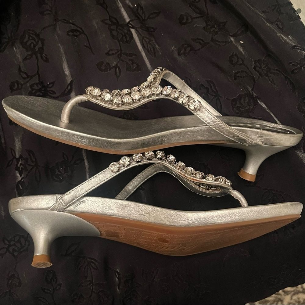 Gianni Bini 8 Women's Thong Leather Sandals 2-inch Pumps Silver Gray Clear Stone - Picture 7 of 9
